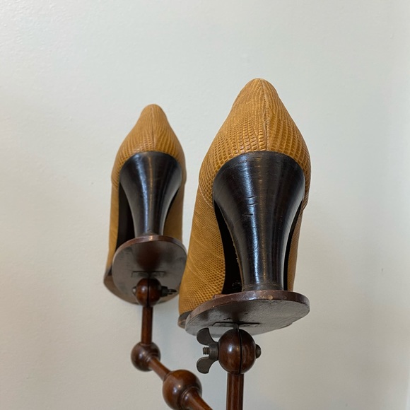 Mustard textured pumps - Picture 6 of 10